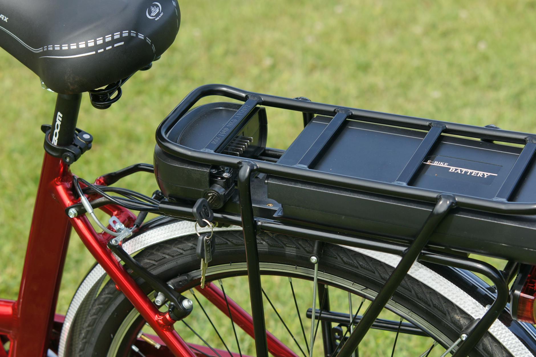 Bateria roweru elektrycznego na tylnym bagażniku z zamkiem na kluczyk