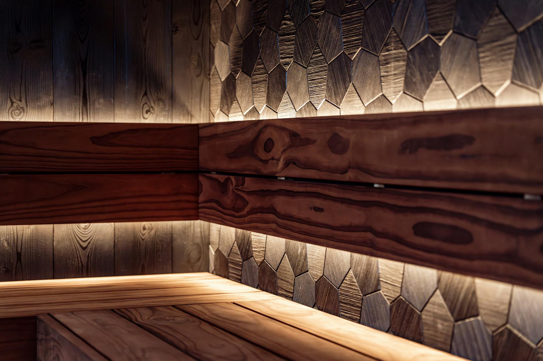 Nowoczesna domowa sauna w stylu nordyckim z ciepłym oświetleniem LED