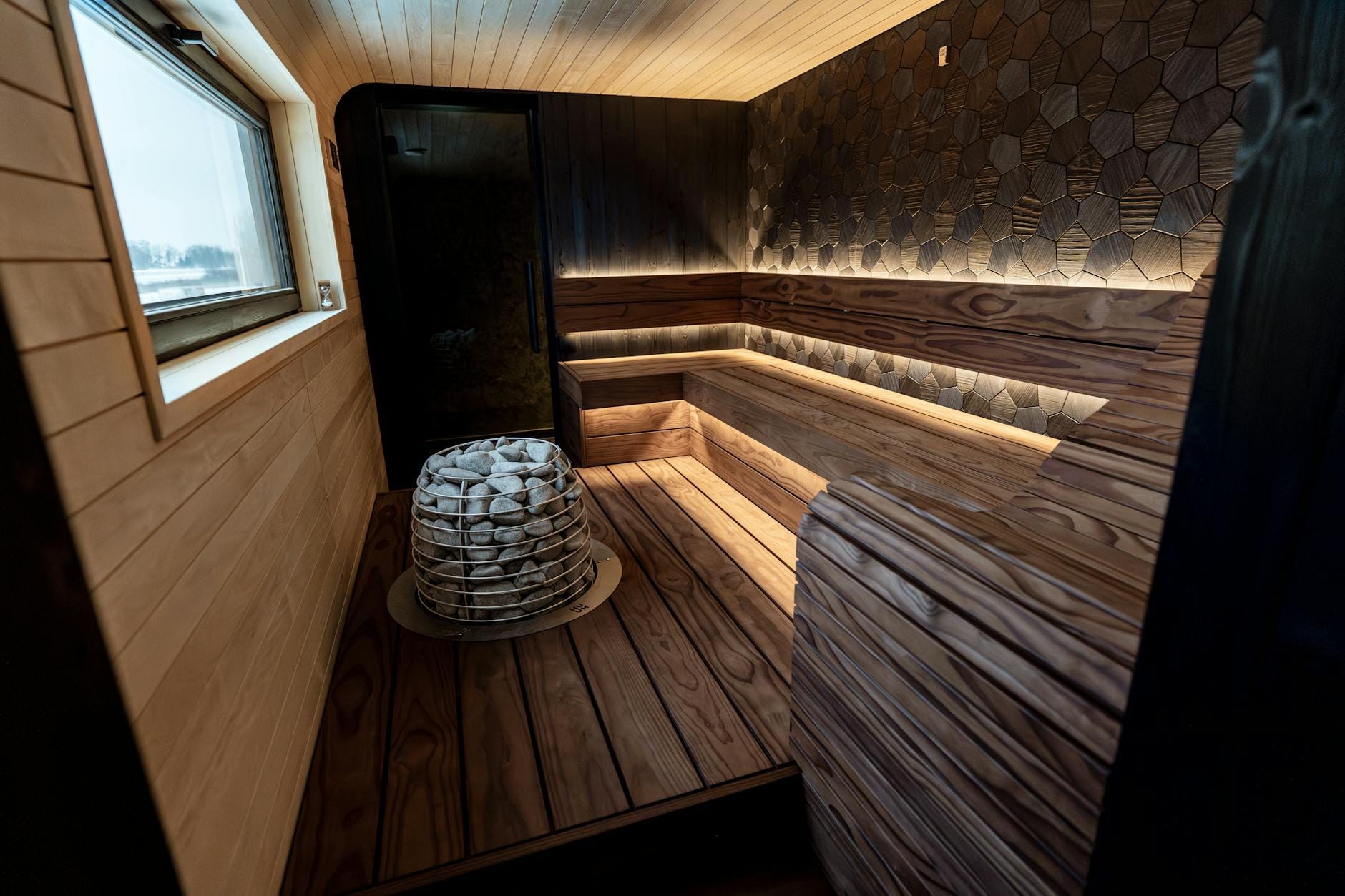 Nowoczesna domowa sauna z drewnianymi panelami i LED-owym oświetleniem