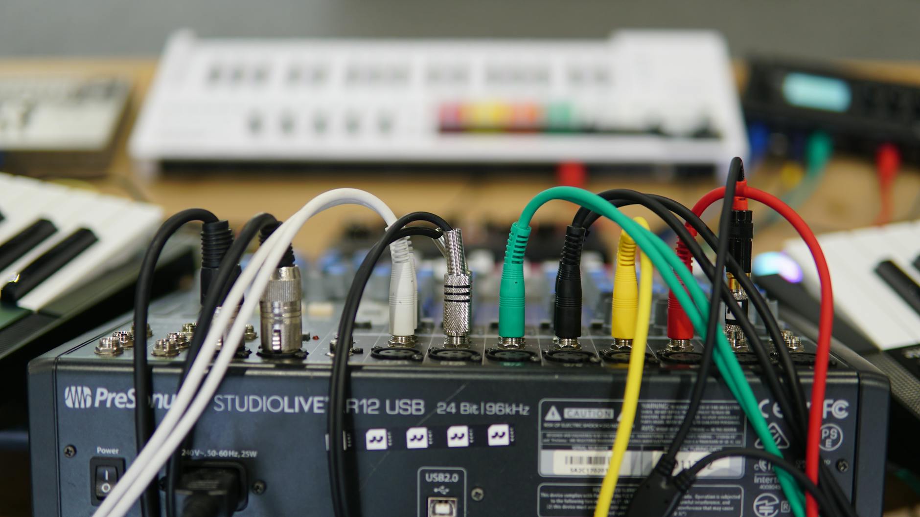 Stół mikserski audio z kolorowymi przewodami w studiu