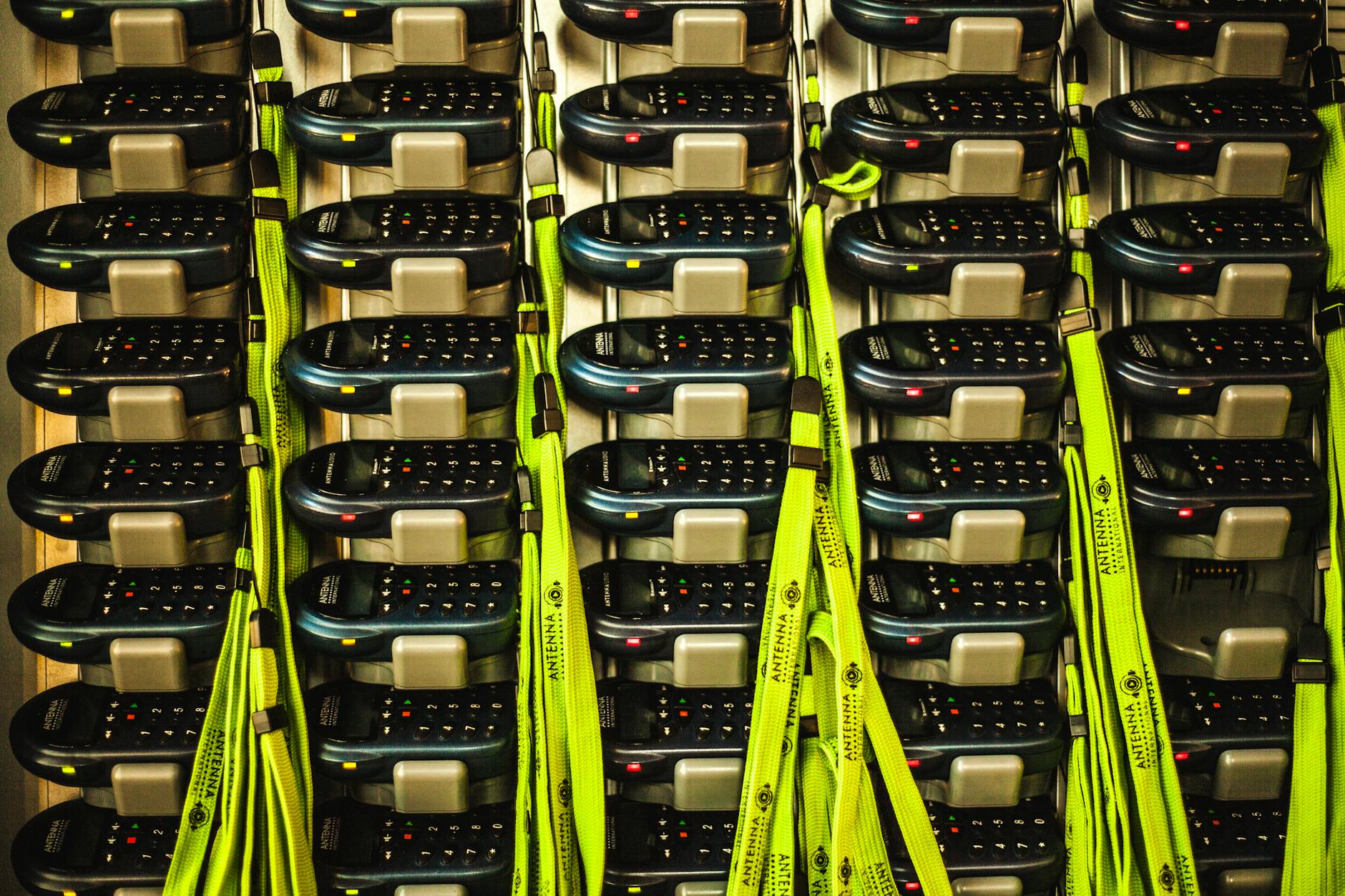 Urządzenia elektroniczne uporządkowane w szafce z podłączonymi ładowarkami