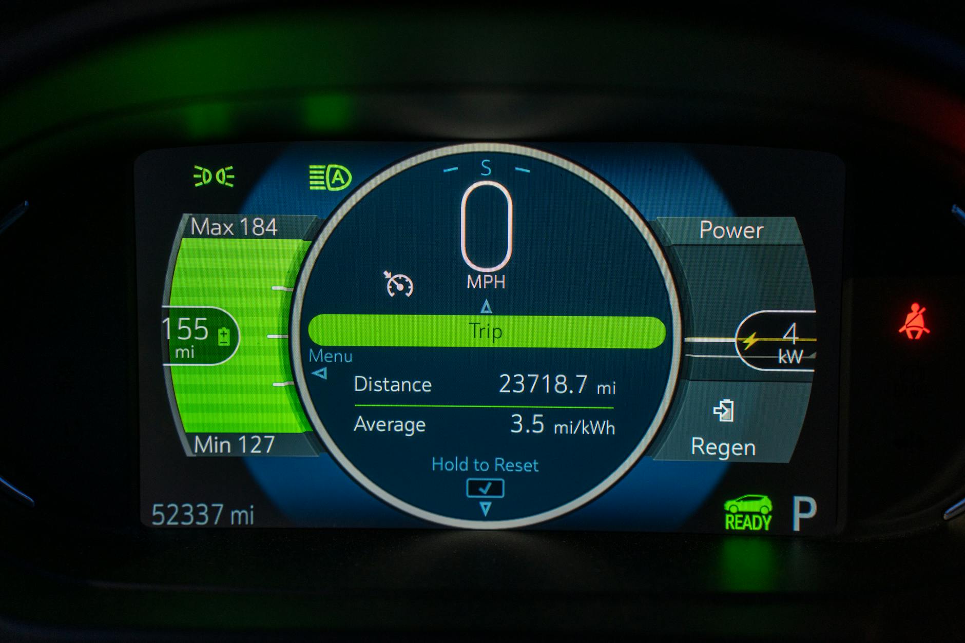 Zbliżenie cyfrowego kokpitu auta elektrycznego z danymi o baterii