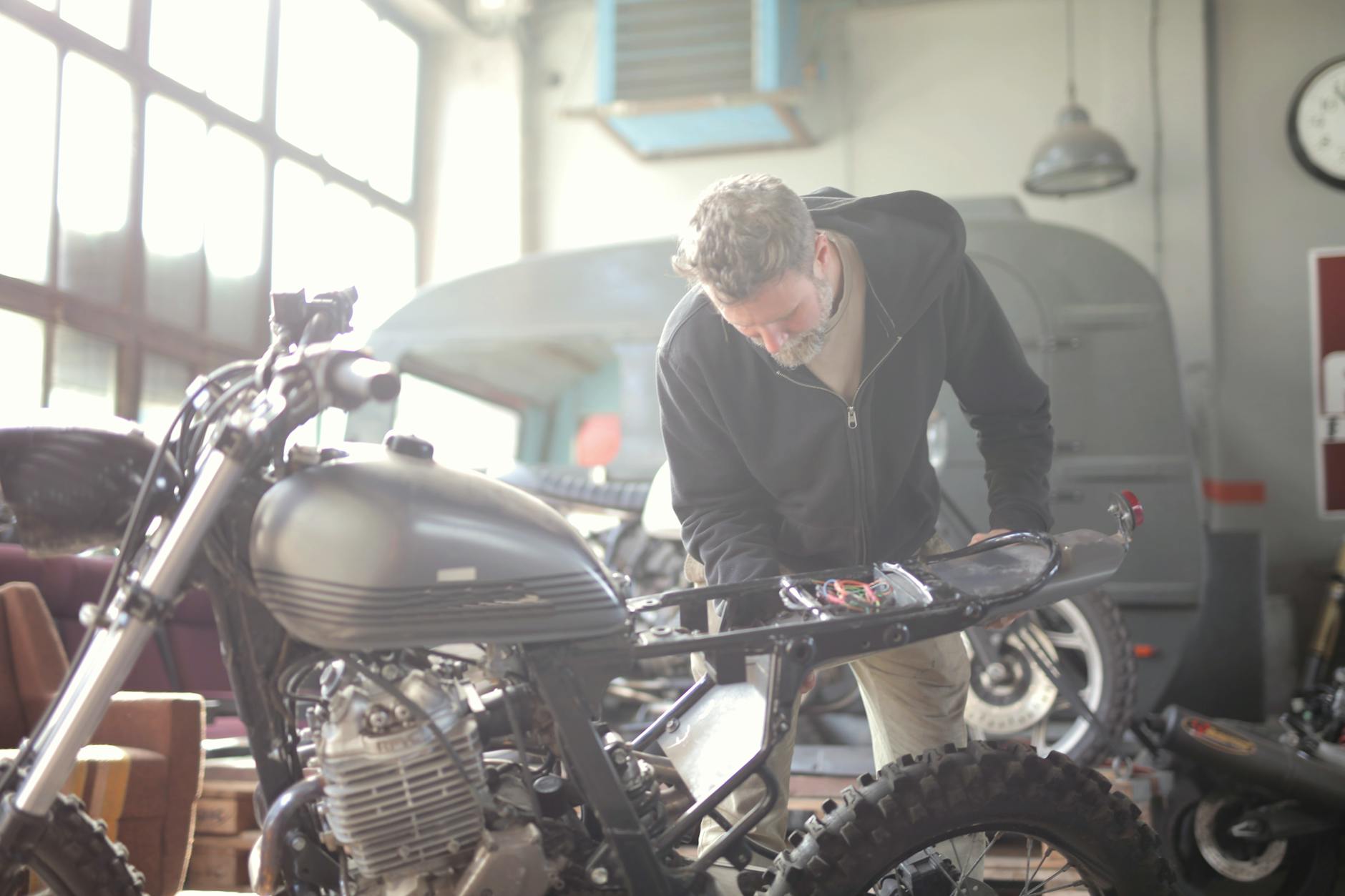 Mechanik naprawiający motocykl w warsztacie