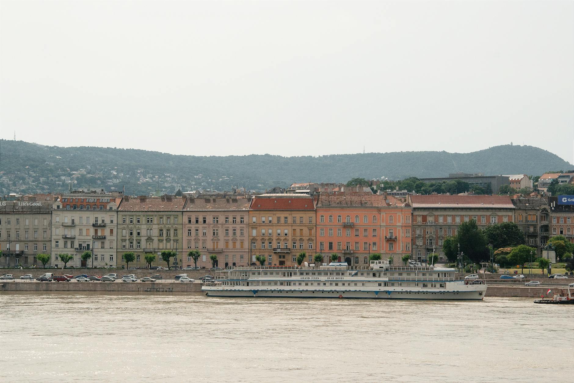 Historyczne kamienice nad Dunajem w Budapeszcie, widok z brzegu