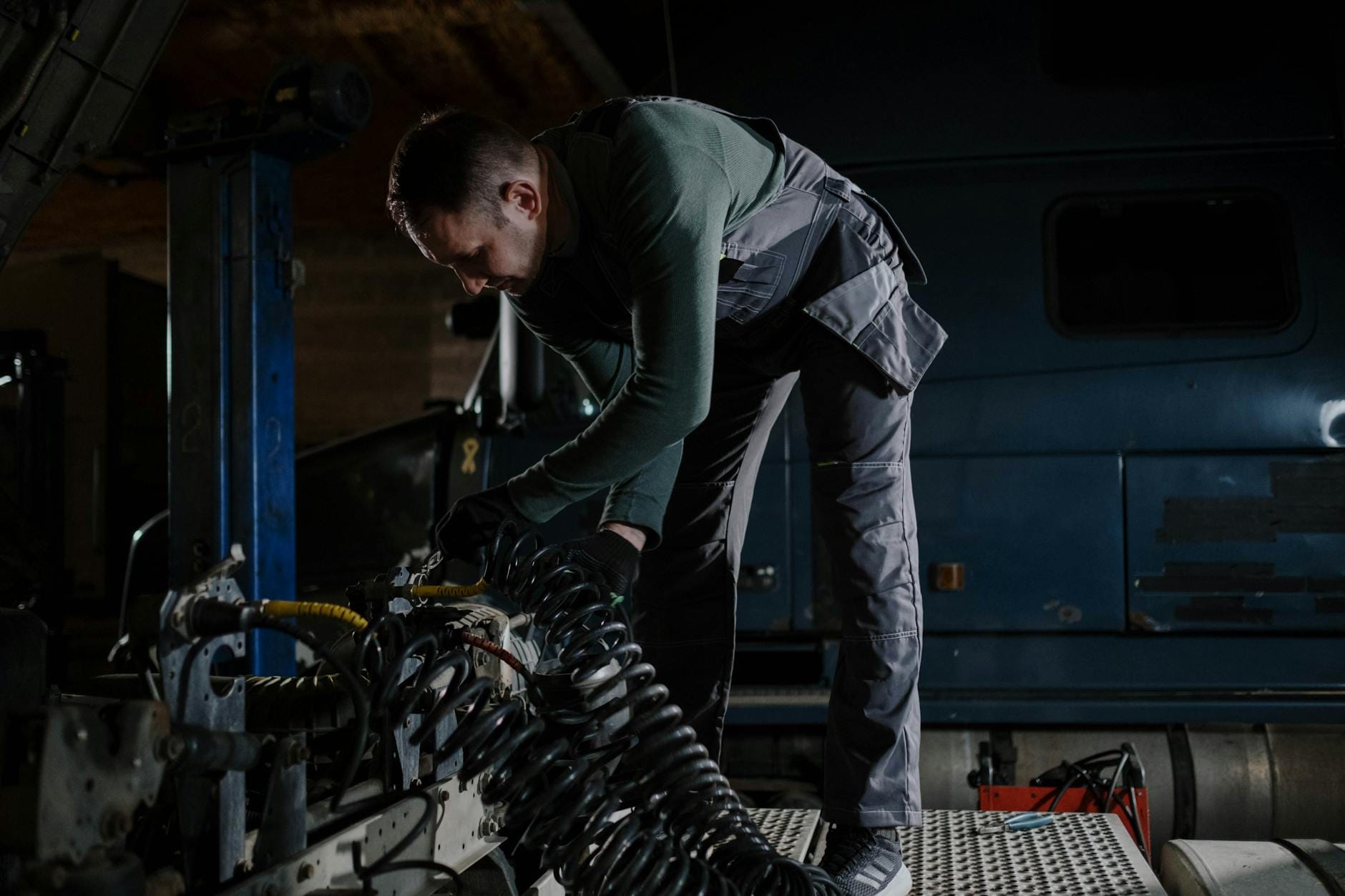 Mechanik serwisuje ciężarówkę w warsztacie samochodowym