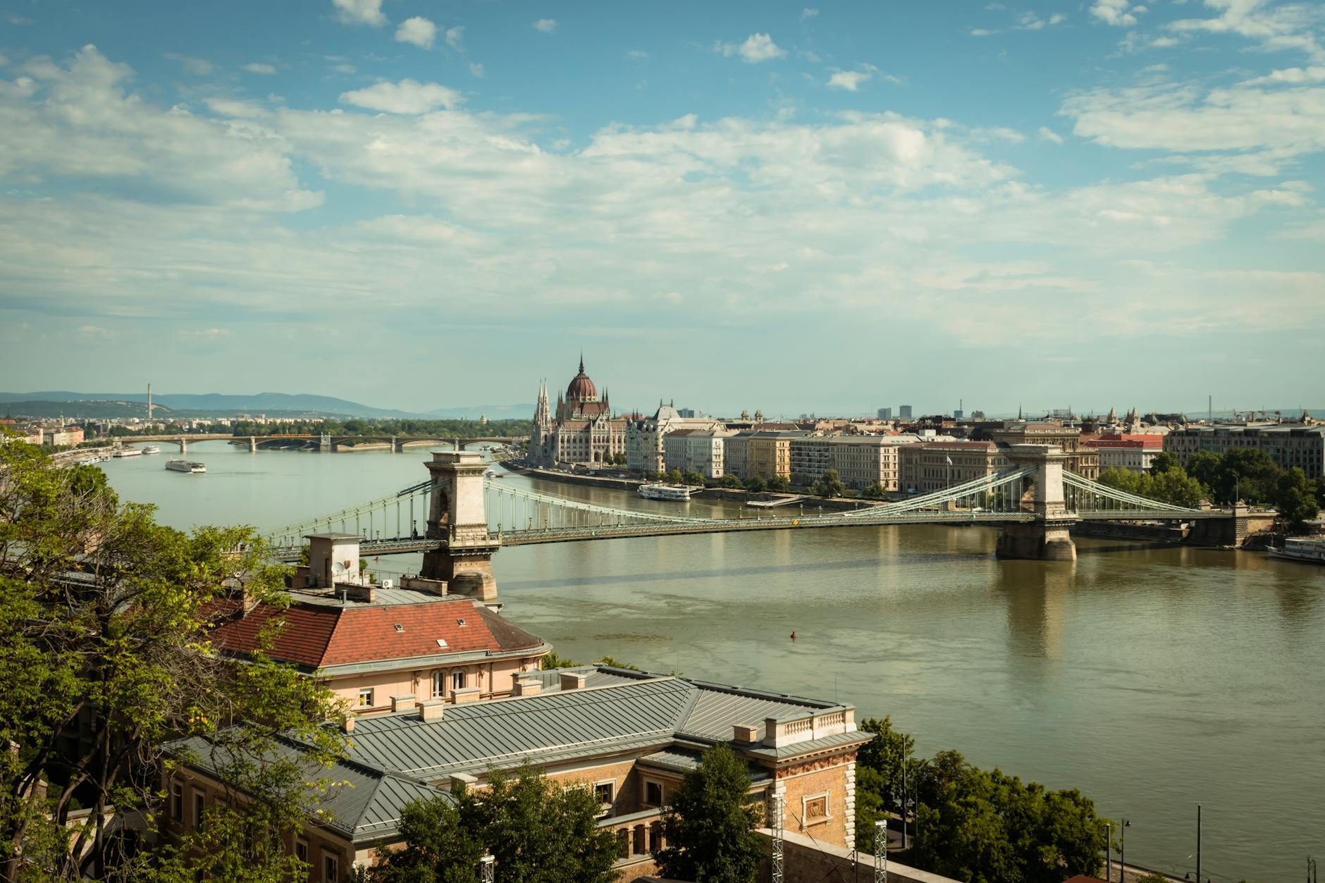 Most Łańcuchowy i Parlament w Budapeszcie nad Dunajem latem