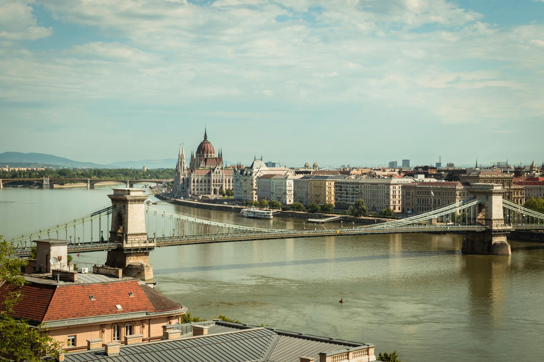Panorama Budapesztu z Mostem Łańcuchowym i parlamentem nad Dunajem