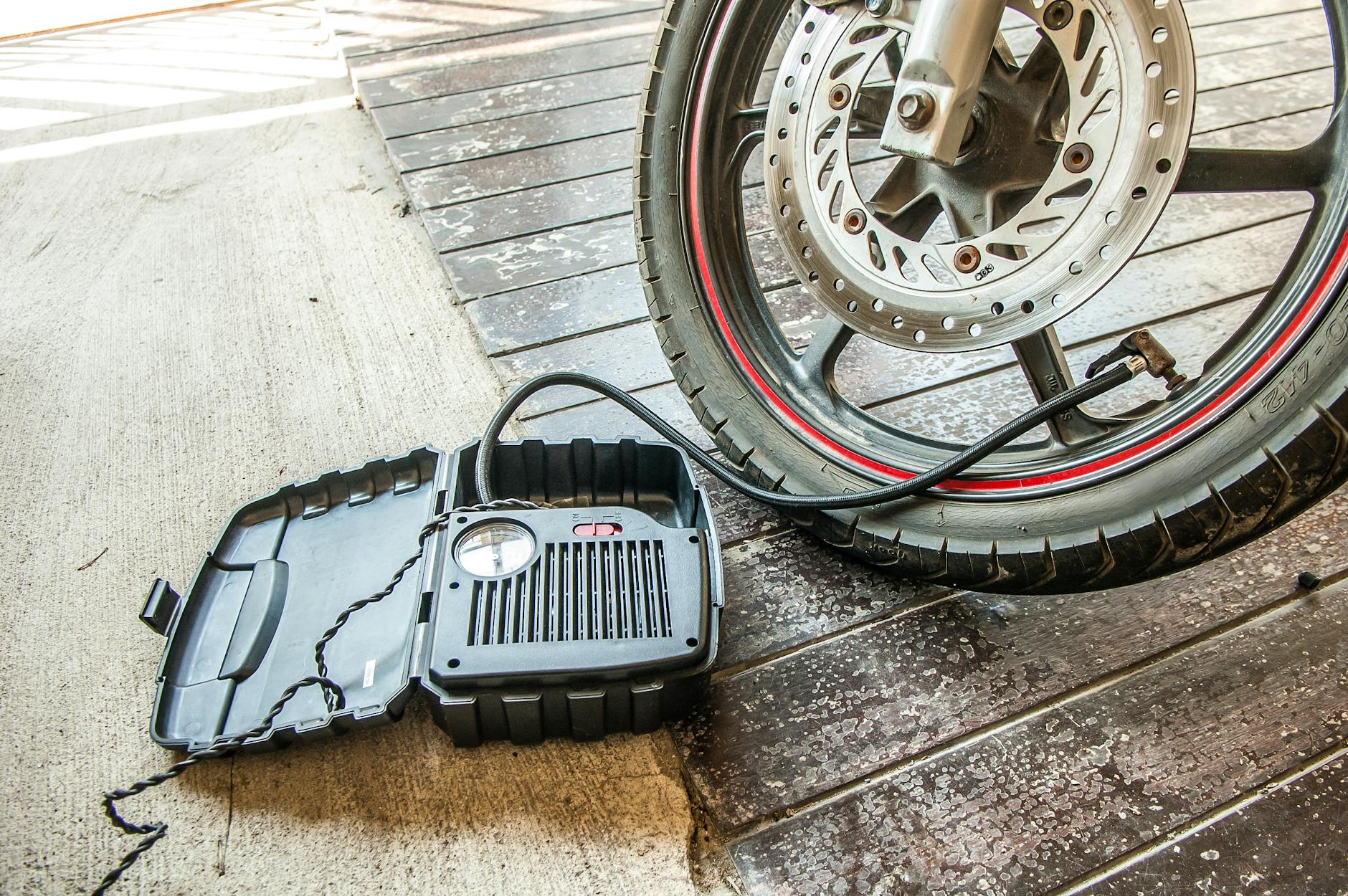 Pompowanie opony motocykla przenośnym kompresorem bezolejowym