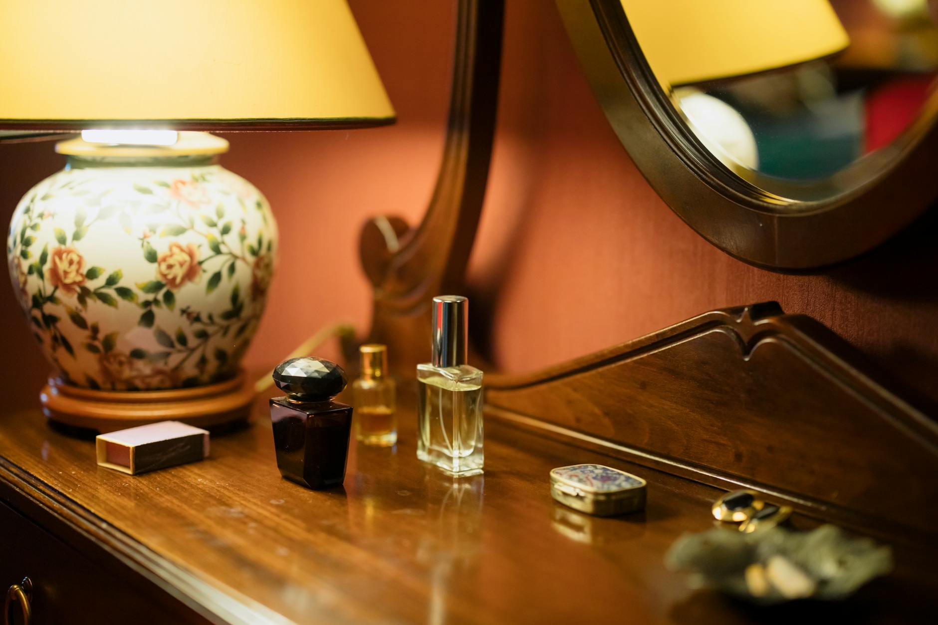 Flakon perfum na drewnianym stole w ciepłym świetle lamp
