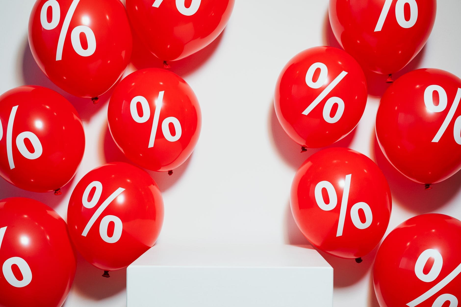 Czerwone balony z białym symbolem procenta jako dekoracja wyprzedaży