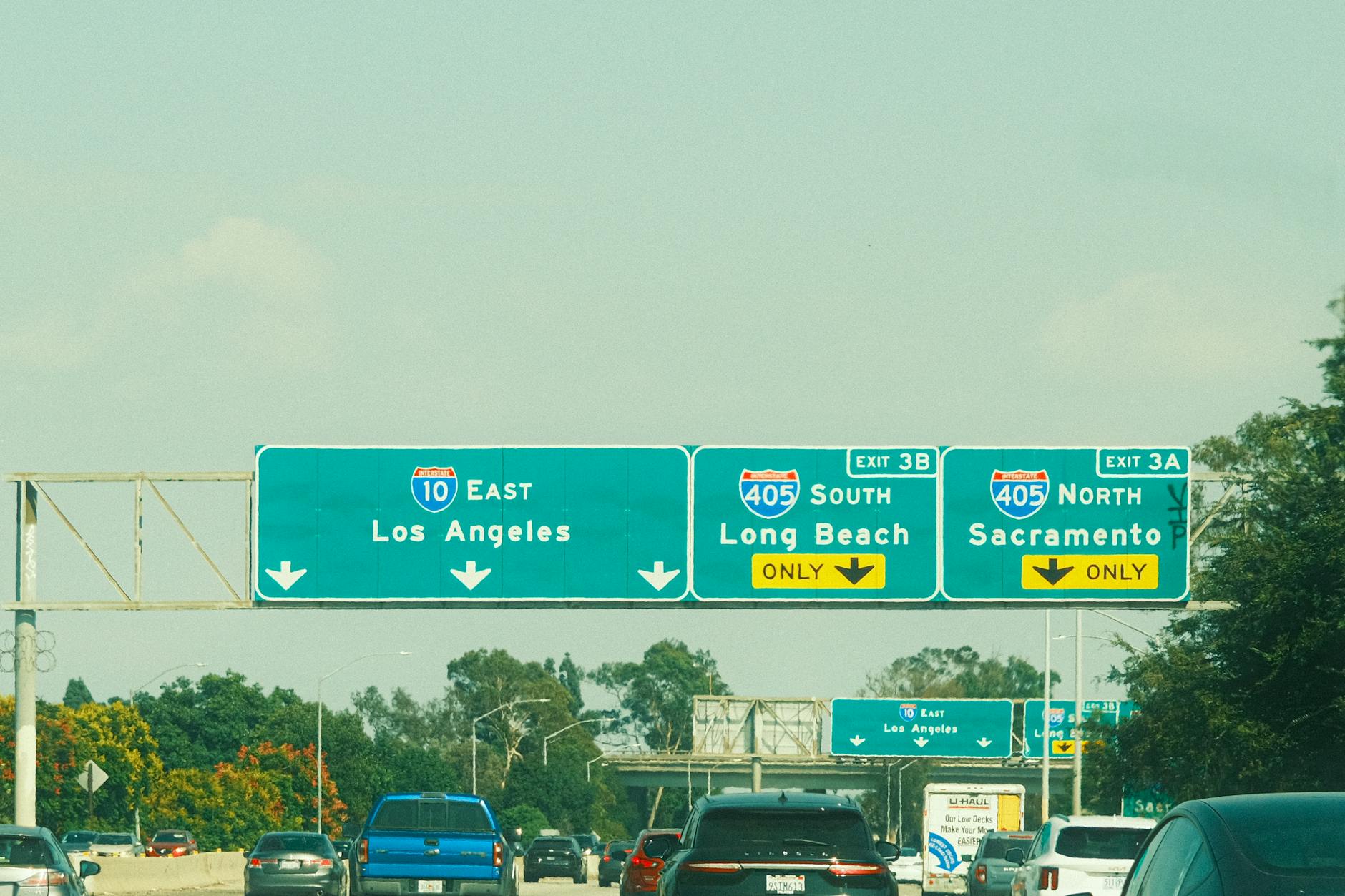 Zielone drogowskazy autostradowe na Los Angeles, Long Beach i Sacramento
