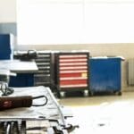 Uporządkowany warsztat przemysłowy ze szlifierką kątową i narzędziami
